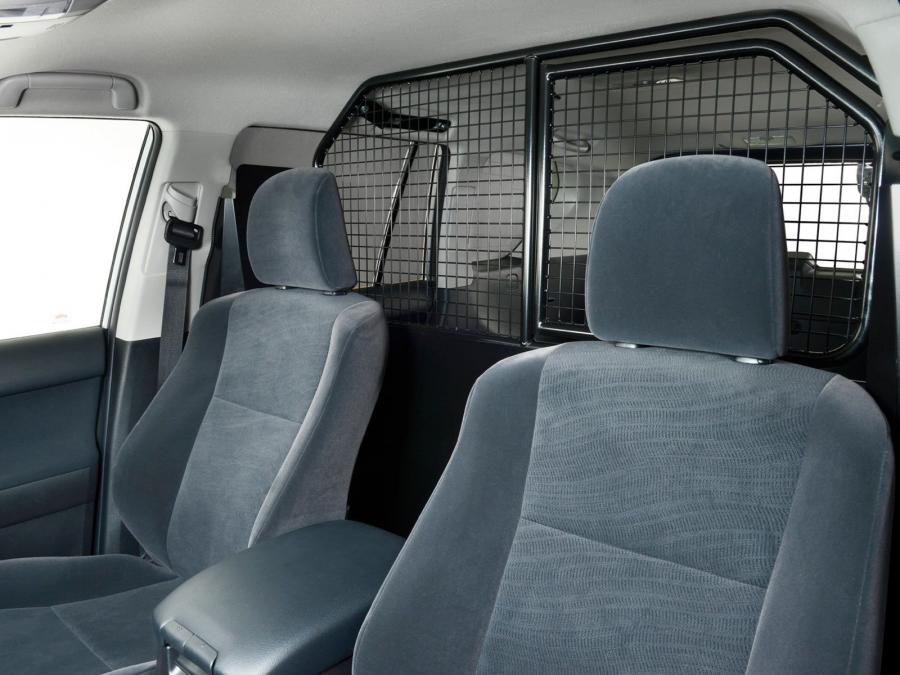 Интерьер Toyota Land Cruiser Utility Commercial (150) 2018 года  (UK) (фото 7 из 9)